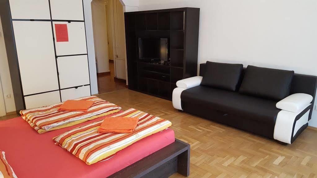 Boomerang Hostel *